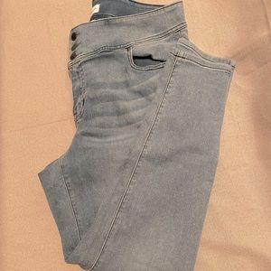 NWOT Lane Bryant High Rise 3-Button Jegging